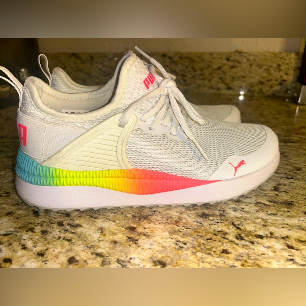 These are brand new and have never been worn. Pumas size 6 1/2.